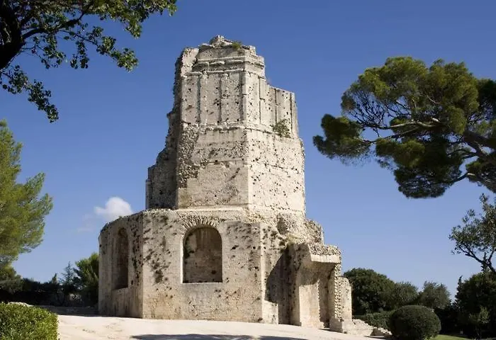 Villa De Standing Avec Piscine A Debordement, Jacuzzi Et Jardin A 5 Min Du Centre De Nîmes