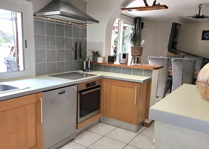 Villa De Standing Avec Piscine A Debordement, Jacuzzi Et Jardin A 5 Min Du Centre De Nîmes